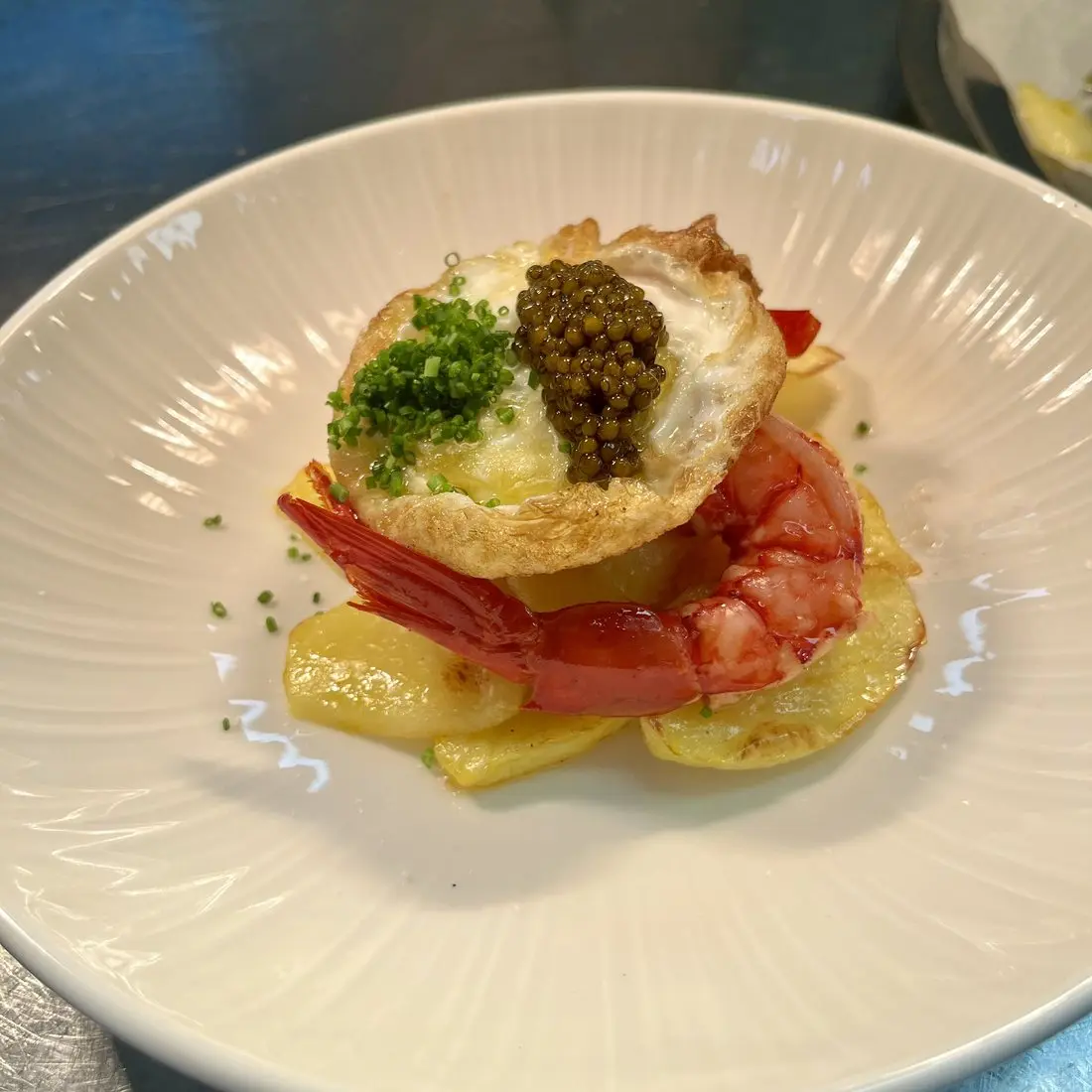 Huevo frito con caviar y carabinero